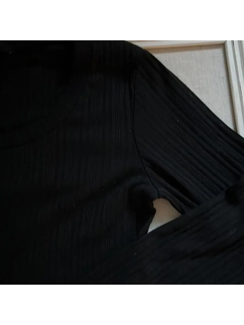 Forever 21 cropped black ribbed knit top with long sleeves M